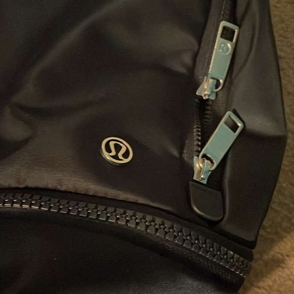 Lululemon City Adventure 21 L backpack in True Navy - Picture 4 of 6